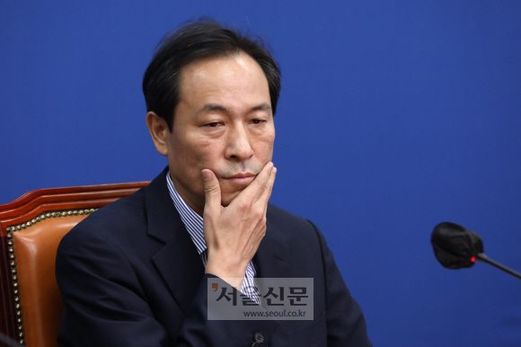 우상호 더불어민주당 비상대책위원장이 4일 오전 국회에서 열린 비상대책위원회의에서 얼굴을 만지고 있다. 2022.07.04 김명국 기자