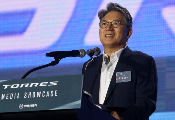 쌍용자동차 최종 인수예정자로 정해진 KG그룹 곽재선 회장이 5일 인천 영종도에서 열린 ‘토레스’ 신차 출시 행사에서 발언하고 있다.연합뉴스