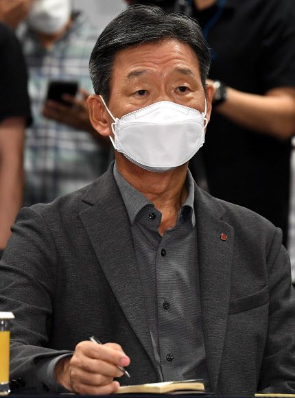 11일 오후 서울 중구 대한상공회의소에서 열린 통신3사 CEO 간담회에 참석한 황현식 LG유플러스 대표. 황 대표가 이종호 과학기술정보통신부 장관의 발언을 듣고 있다. 공동취재