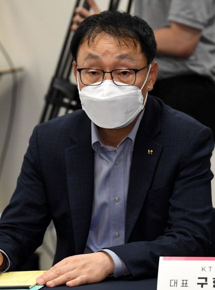 11일 오후 서울 중구 대한상공회의소에서 열린 통신3사 CEO 간담회에 참석한 구현모 KT 대표. 구 대표가 이종호 과학기술정보통신부 장관의 발언을 듣고 있다. 공동취재