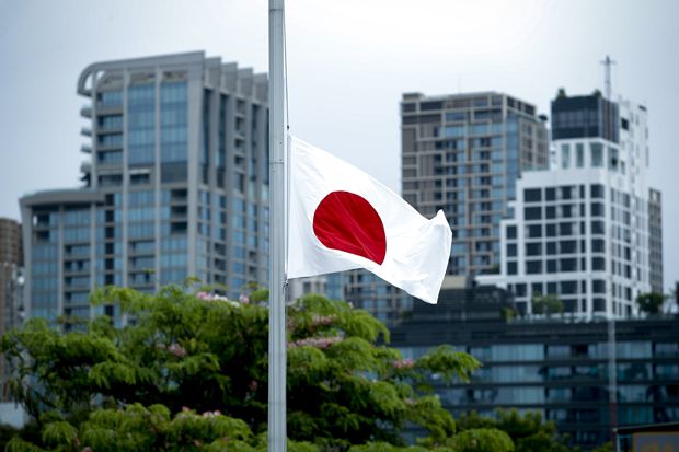 12일 태국 방콕 주재 일본대사관에 아베 신조 전 총리를 기리는 조기가 게양돼 있다./EPA 연합뉴스