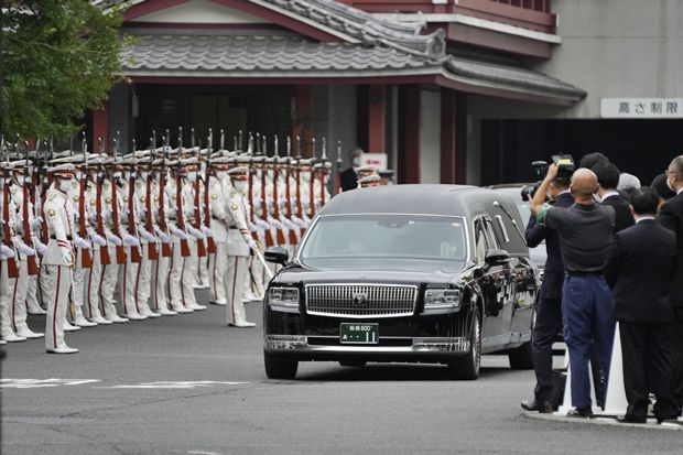 아베 신조 전 일본 총리의 시신을 실은 운구차가 12일 자위대 의장대 도열 속에 장례식이 치러진 도쿄 내 사찰 ‘조조지’를 떠나고 있다. AP 연합뉴스