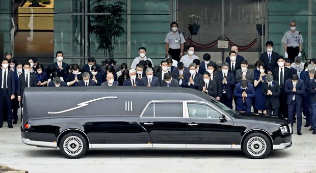 12일 아베 신조 전 총리의 시신을 실은 운구차가 일본 총리관저에 도착하자 기시다 후미오 총리와 마쓰노 히로카즈 관방장관 등 각료들이 도열해 조의를 표했다. 로이터 연합뉴스