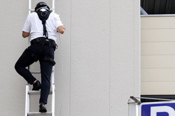 일본 경찰은 13일 오전 5시경부터 감식 조사원 약 50명을 투입해 총격 사건이 벌어진 나라시(市) 도로 현장을 봉쇄하고 현장 검증을 실시했다. 사진=교도통신 AP 연합뉴스