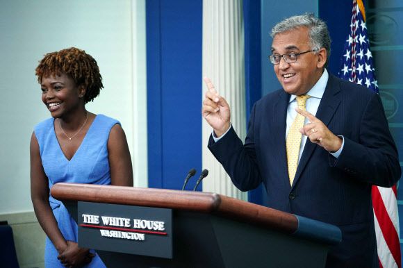 아시시 자 백악관 코로나19 대응 조정관(오른쪽)과 카린 장-피에르 백악관 대변인이 워싱턴 백악관 브래디 브리핑룸에서 열린 일일 브리핑에서 조 바이든 미국 대통령의 식욕에 대해 이야기하면서 미소를 짓고 있다. AFP연합뉴스