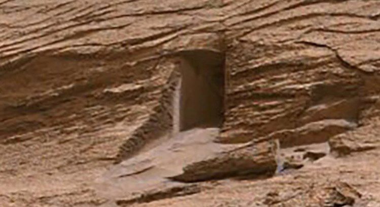 큐리오시티가 포착한 출입문처럼 보이는 암석층. 사진=NASA/JPL-Caltech/MSSS