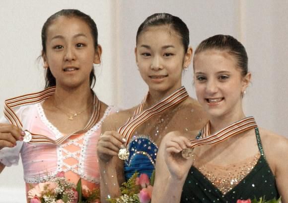 세계주니어피겨스케이팅선수권대회 금메달리스트 김연아(가운데)가 은메달리스트 일본의 아사다 마오(왼쪽),동메달리스트 미국의 크리스틴주코우스키(오른쪽)와 함께 메달을 수여받은 뒤 카메라를 향해 포즈를 취하고있다.