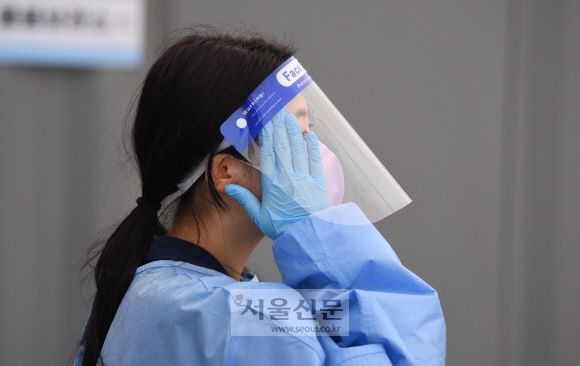 철거 25일 만에 코로나19 재확산으로 25일 오후 재운영된 서울 중구 서울역 임시선별검사소의 의료진 모습이다. 2022.07.25 박윤슬 기자