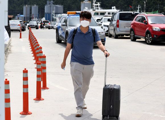 울릉도 떠나는 이준석 대표 - 국민의힘 이준석 대표가 27일 경북 울릉군 사동항 여객터미널에서 선박 탑승을 위해 이동하고 있다. 2022.7.27 연합뉴스