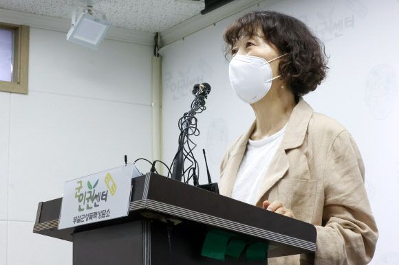 김숙경 군인권센터 부설 군성폭력상담소 소장이 2일 서울 마포구 군인권센터에서 공군 제15특수임무비행단 여군 하사 성폭력 사건에 관해 발언하고 있다. 2022.8.2 연합뉴스