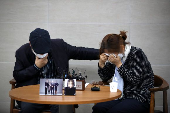 - 성추행 피해 뒤 극단적 선택을 한 공군 이 모 중사의 부모가 28일 오전 경기 성남의 국군수도병원에서 기자회견을 하고 있다. 2021.6.28 연합뉴스