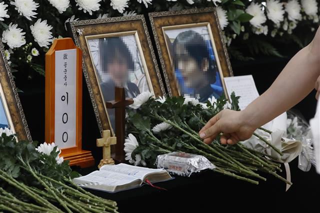 분향소에 놓이는 국화 - 7일 경기도 성남시 국군수도병원에 마련된 공군 성추행 피해 부사관 이모 중사의 분향소를 찾은 조문객이 조문을 하고 있다. 2021.6.7 뉴스1