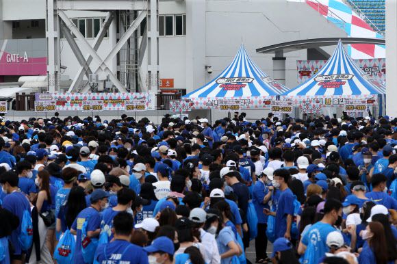 30일 오후 싸이 흠뻑쇼를 보러온 수많은 팬들이 강원 강릉시 강릉종합경기장 주차장에서 입장 시간을 기다리고 있다. 입장권 2만5000여장이 매진됐다. 2022.07.31 뉴시스
