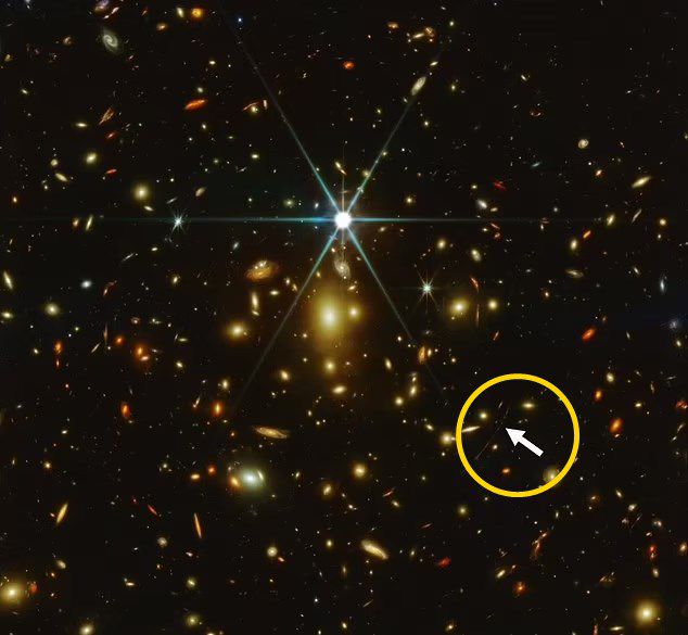 제임스 웹 우주망원경으로 관측한 129억 광년 떨어진 별 어렌델(Earendel). 화살표 지점. 사진=NASA, ESA, CSA, and STScI
