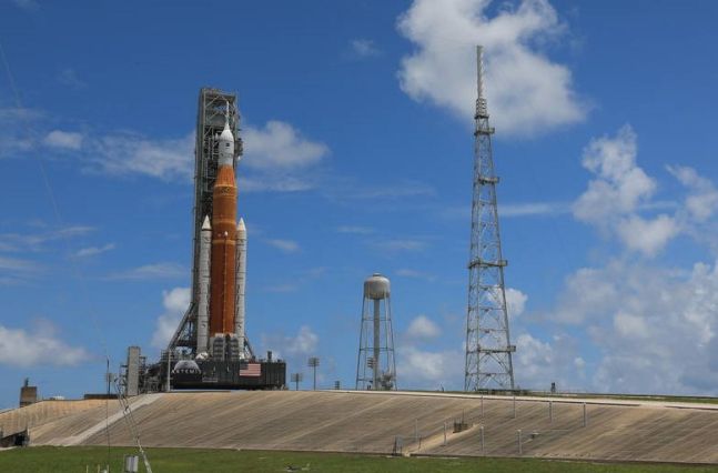 발사 대기 중인 우주발사시스템(SLS)과 오리온 우주선(로켓 앞 부분)의 모습. 사진=NASA