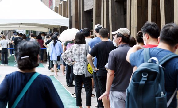 코로나19 신규 확진자가 10만5천507명 발생한 7일 오전 서울 송파구보건소에 마련된 선별진료소에서 시민들이 검사를 기다리고 있다. 2022.8.7 김명국기자