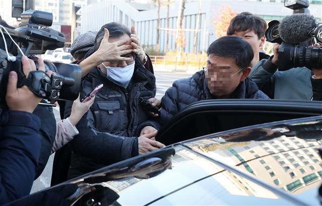 김학의 전 차관, ‘험난한 귀갓길’ - 뇌물 및 성접대 혐의와 관련한 1심 선고공판에서 무죄를 선고 받은 김학의 전 법무부 차관이 22일 오후 서울 송파구 동부구치소에서 마중 나온 한 여성의 보호를 받으며 귀가하고 있다. 서울중앙지법 형사합의27부(재판장 정계선)는 수억원의 뇌물과 성접대를 받은 혐의로 재판에 넘겨진 김학의 전 법무부 차관의 1심 선고에서 김 전 차관이 성접대를 받은 사실은 인정했으나, 대부분의 혐의에 대해 증거가 부족하다고 봐 무죄를 선고하거나, 공소시효가 만료돼 처벌할 수 없다고 판단해 최종적으로 무죄를 선고했다. 2019.11.22/뉴스1