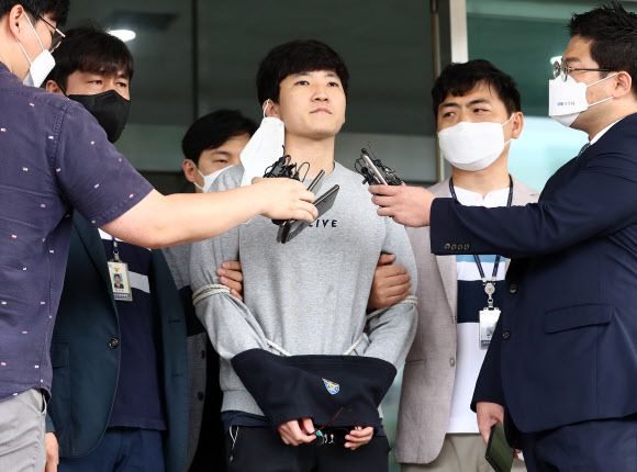 미성년자 성착취물 제작?유포한 최찬욱 - 미성년자를 성추행하고 성 착취물을 제작해 유포한 혐의를 받는 최찬욱(26)이 24일 오전 대전시 서구 둔산경찰서에서 나와 검찰로 송치되고 있다. 2021.6.24 연합뉴스