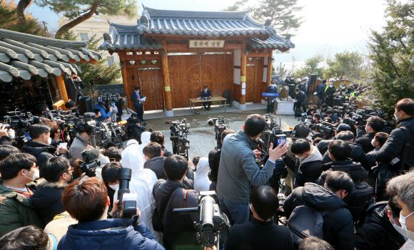 취재진 질문에 답하는 신천지 이만희 총회장 - 2일 경기도 가평군 신천지예수교 증거장막성전(신천지) 평화의 궁전에서 이만희 총회장이 기자회견을 열고 취재진 질문에 답하고 있다. 2020.3.2 연합뉴스