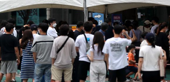 광복절 연휴에도 코로나19 확산세가 이어진 14일 오전 서울 송파구보건소 선별진료소에서 시민들이 코로나19 검사를 받기 위해 길게 줄지어 서 있다. 2022.08.14.뉴시스