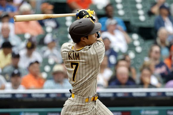 역전 적시타 - 샌디에이고 파드리스의 김하성(26)이 28일(한국시간) 미국 디트로이트 코메리카 파크에서 열린 디트로이트 타이거스와의 경기 4회에 3루 주자 매니 마차도를 홈으로 불러들이는 적시타를 치고 있다. 디트로이트 로이터‧USA투데이 연합뉴스