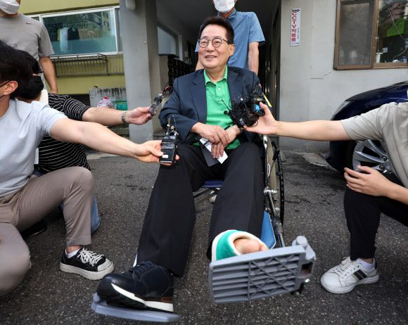 박지원 전 국가정보원장이 16일 오전 여의도 자택을 나서며 기자들의 질문에 답하고 있다. 2022.8.16 연합뉴스