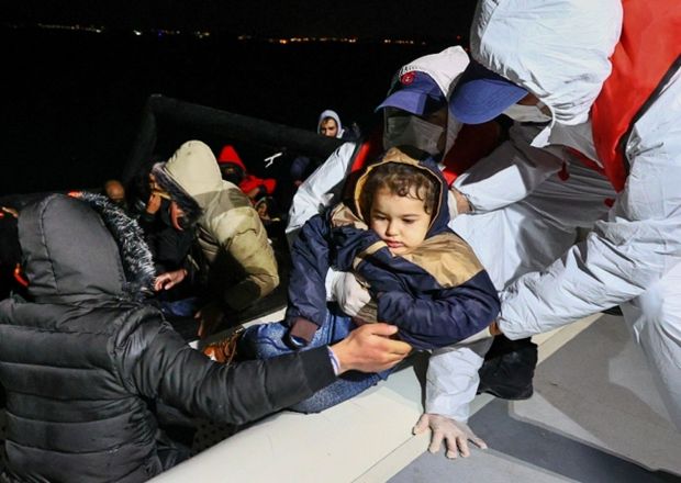 지난해 고무보트로 에게해를 건너려다 튀르키예 해안경비대에 발견된 난민들.