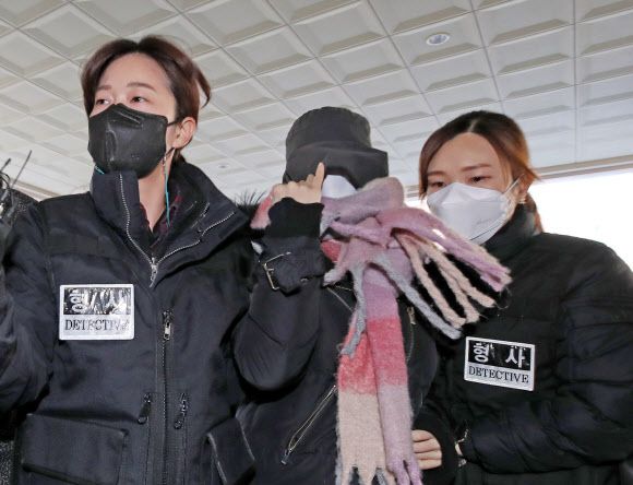 집행유예 중 마약 투약 의혹 황하나 영장실질심사 출석 - 집행유예 기간 중 또 마약 투약 혐의로 경찰 수사를 받은 남양유업 창업주 외손녀 황하나 씨가 7일 오전 서울 마포구 서울서부지법에서 영장실질심사를 받기 위해 출석하고 있다.서울 용산경찰서는 황씨에 대해 마약류 관리에 관한 법률 위반 혐의로 구속영장을 신청했다. 2021.1.7.연합뉴스