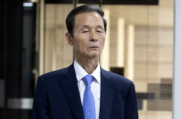 김장수 전 실장, 무죄 - 14일 오전 서초구 서울중앙지법에서 열린 선고 공판에서 무죄를 선고 받은 김장수 전 국가안보실장이 법정을 나서고 있다. 김 전 실장은 세월호 참사 당일인 2014년 4월 16일 박 전 대통령이 당시 상황을 실시간으로 보고받았는지 여부, 첫 유선보고를 받은 시각 등을 사실과 다르게 적어 국회에 제출한 혐의를 받는다. 2019.8.14 연합뉴스