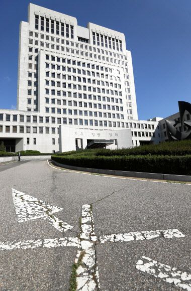 대법원 전경 - 대법원 2부(주심 안철상)는 스타 강사 우모씨를 상대로 인터넷 강의 업체 이투스교육이 제기한 손해배상청구 소송 상고심에서 원심 판결을 확정하면서 우씨는 이투스에 75억원을 배상할 책임을 안게 됐다.