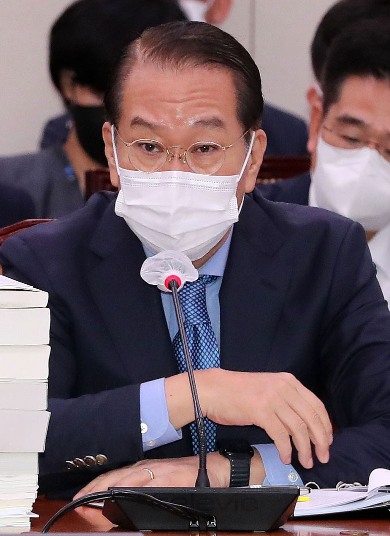 권영세 통일부 장관이 18일 서울 여의도 국회에서 열린 외교통일위원회 전체회의에 참석해 의원들의 질의에 답하고 있다. 2022.8.18 국회사진기자단