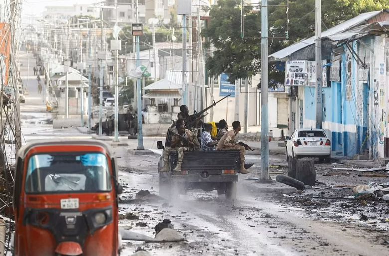 아프리카 소말리아 수도 모가디슈에서 지난 19일 ‘30시간 인질 테러’가 발생한 가운데, 인질극을 벌인 무장세력을 진압한 현지 보안군이 모가디슈 시내를 순찰하고 있다. 로이터 연합뉴스