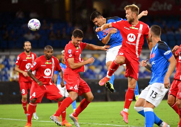 골 넣는 괴물 수비수 - 22일(한국시간) 이탈리아 나폴리의 디에고 아르만도 마라도나 경기장에서 열린 2022-2023시즌 세리에A 2라운드, 소속팀 나폴리와 몬차의 경기에 선발 출전한 김민재가 후반 추가시간에 팀의 4-0 승리에 쐐기를 박는 골을 터뜨리고 있다.나폴리 AFP 연합뉴스