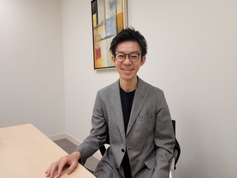 스피리타스의 나카마 대표  - ‘극소원룸’(QUQURI, 그리스어로 고치)을 만든 일본 부동산회사 ‘스피리타스’(SPILYTUS)의 나카마 게이스케 대표가 28일 도쿄 미나토구의 사무실에서 서울신문과 인터뷰하고 있다.도쿄 김진아 특파원