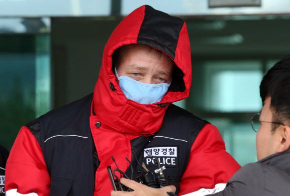 영장실질심사 위해 호송되는 러시아 선장 - 항로를 이탈해 부산 광안대교를 충돌한 러시아 화물선 씨그랜드호의 선장이 3일 오후 구속전 피의자 심문을 받기 위해 부산해경 유치장에서 출감해 이송되고 있다. 2019.3.3 연합뉴스