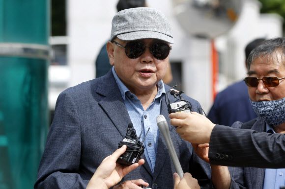 안해욱 전 대한초등학교태권도연맹 회장이 27일 서울 서초경찰서 앞에서 ‘쥴리’ 관련 피고발인 조사를 받기 전 기자회견을 하고 있다. 2022.07.27 뉴시스