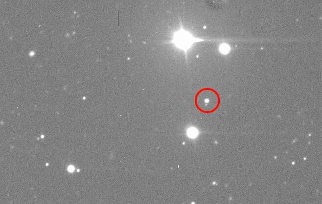 지난 7월 7일 밤, 애리조나 주 로웰 천문대 4.3m 망원경으로 촬영한 디모포스(Dimorphos)의 모습(원 안). 사진=Lowell Observatory/N. Moskovitz