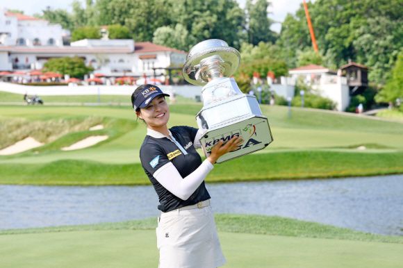 이 미소 다시 한 번 - 지난 6월 27일 미국 메릴랜드주 베세즈다의 콩그레셔널 컨트리클럽에서 열린 미국여자프로골프(LPGA) 투어 메이저대회 ‘KPMG 위민스 PGA 챔피언십’에서 우승한 전인지가 트로피를 들고 기념촬영을 하고 있다.메릴랜드 USA투데이 연합뉴스