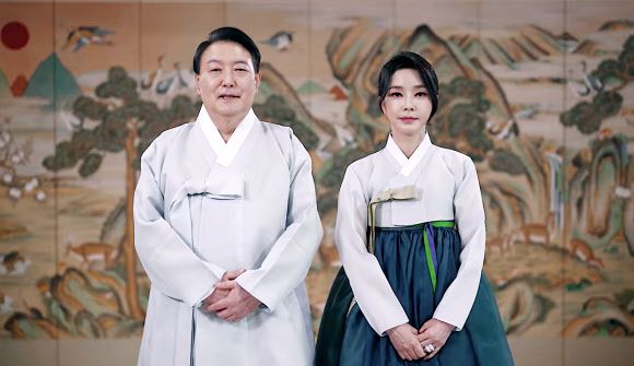 윤석열 대통령과 부인 김건희 여사가 영상으로 추석 인사를 전하고 있다. 2022.9.9 윤석열 대통령 페이스북