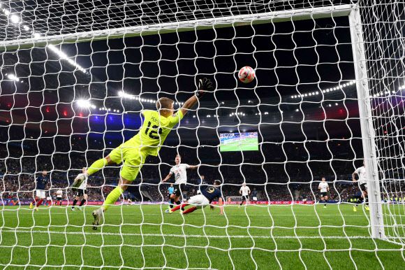 올리비에 지루가 23일 오스트리아를 상대로 한 UEFA 네이션스리그 조별리그 5차전에서 추가골을 터뜨려 프랑스대표팀 A매치 최고령 기록을 작성하고 있다. [AFP 연합뉴스]