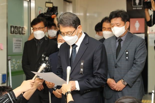 김상범 서울교통공사 사장이 24일 오전 서울 중구 신당역 여자 화장실 앞에 마련된 ‘신당역 살인사건’ 피해자의 분향소를 찾아 헌화 후 사과문을 낭독하고 있다. 뉴스1