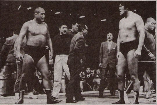 1975년 3월 서울과 부산을 오가며 김일과 안토니오 이노키는 대결했는데 당시 촬영된 것으로 추정된다. 두 사람은 북한 출신 역도산의 제자들로 평생 라이벌이었다.