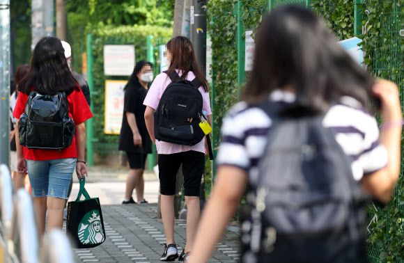 초등학생들의 등교 모습. 내용과는 무관서울신문 DB