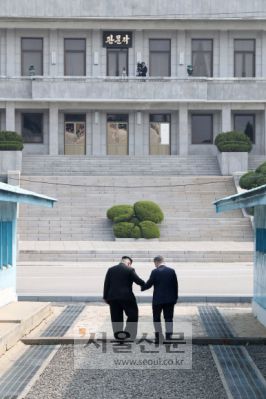 문재인 대통령과 북한 김정은 국무위원장이  27일 오전 판문점 군사정전위원회 회의실을 지나 군사분계선을 넘고 있다. 2018. 4.27연합뉴스