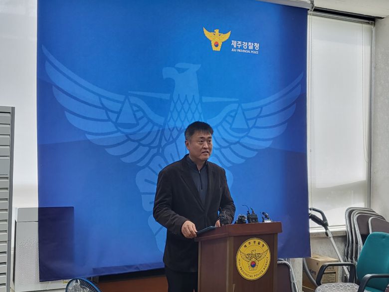 제주경찰청 문기철 여성보호계장이 13일 기자실에서 스토킹처벌법 시행 1년을 맞아 브리핑을 하고 있다.