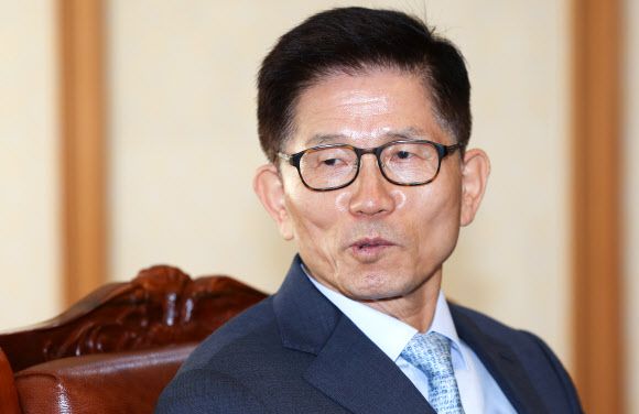 김문수 경제사회노동위원장이 13일 오전 서울 마포구 한국경영자총협회(경총)를 방문해 손경식 회장과 인사하고 있다. 2022.10.13 연합뉴스