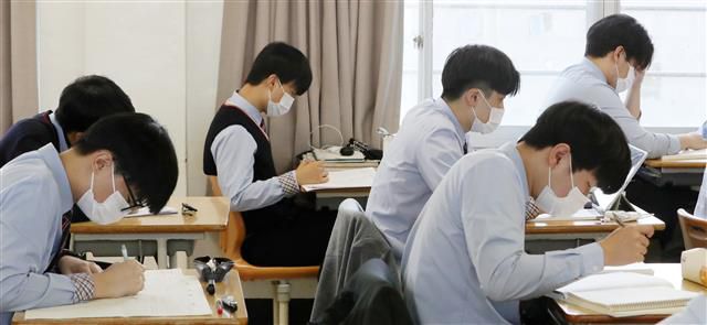 수험 공부에 전념하는 수험생들 - (전주=뉴스1) 유경석 기자 = 2023학년도 대학수학능력시험을 30일 앞둔 18일 전북 전주시 호남제일고등학교 3학년 교실에서 수험생들이 공부에 전념하고 있다. 2022.10.18/뉴스1