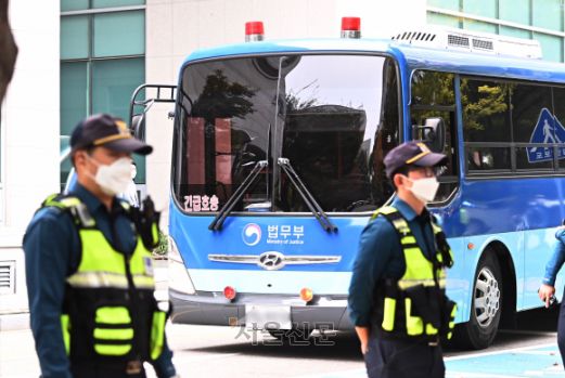 - 미성년자 성폭행범 김근식을 태운 호송버스가 16일 경기 안양시 수원지검 안양지청으로 들어가고 있다.박윤슬 기자