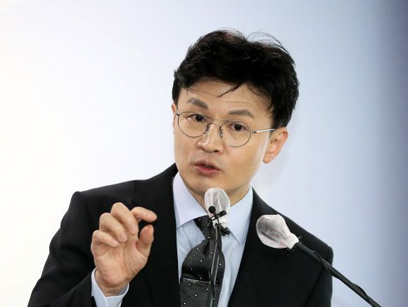 - 한동훈 법무부 장관이 19일 정부과천청사 법무부 브리핑실에서 ‘스토킹범죄의 처벌 등에 관한 법률 및 전자장치 부착 등에 관한 법률’ 개정안 입법예고 관련 브리핑을 하고 있다. 2022.10.19 뉴시스