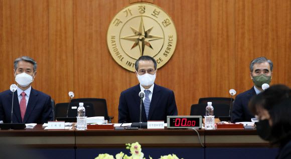 26일 서울 내곡동 국가정보원 청사에서 열린 국회 정보위원회의 국정원에 대한 국정감사에서 김규현 국정원장이 국정감사 시작을 기다리고 있다. 왼쪽부터 권춘택 1차장, 김 원장, 김수연 2차장. 조상준 기조실장은 국감 시작 전 일신상의 이유로 사의를 표명해 국정감사에 출석하지 않았다. 2022.10.26 뉴시스